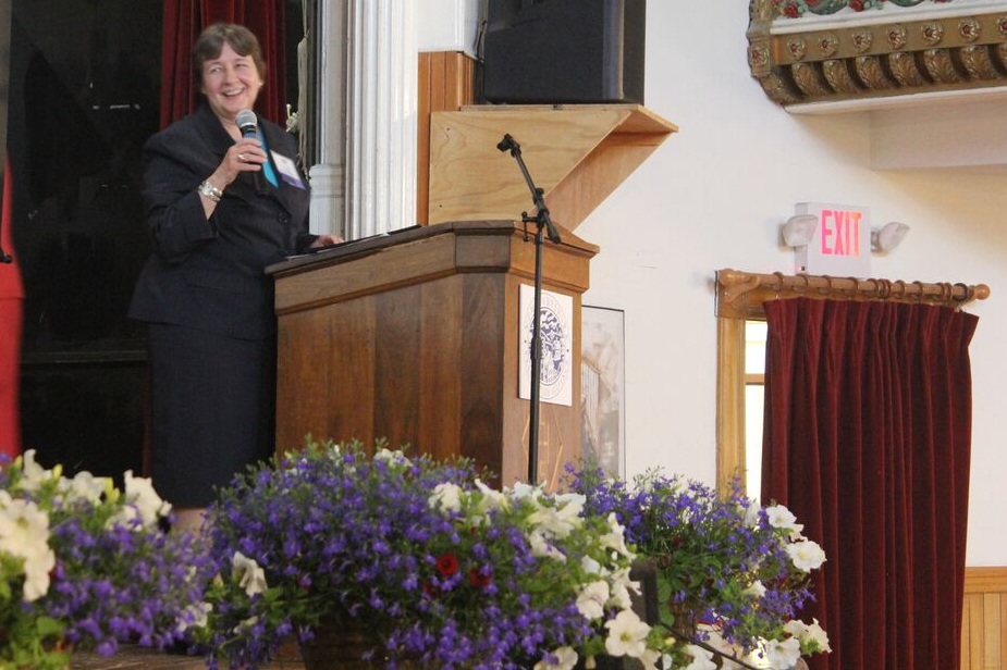 Image of Terry Knowles, Carsey School Faculty Member, Speaking to a Crowd