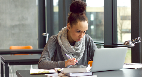 Woman taking the CDF class online.